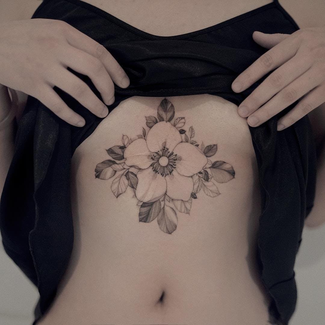 20+ tatuajes de rosas para mujer que debes hacerte debajo de los pechos